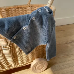 Habiller un nouveau-né : une brassière