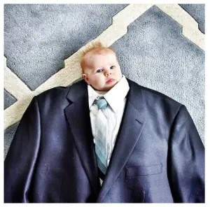 Bébé dans un grand costume