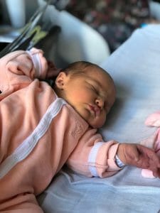 Comment habiller un bébé fille à sa naissance ?
