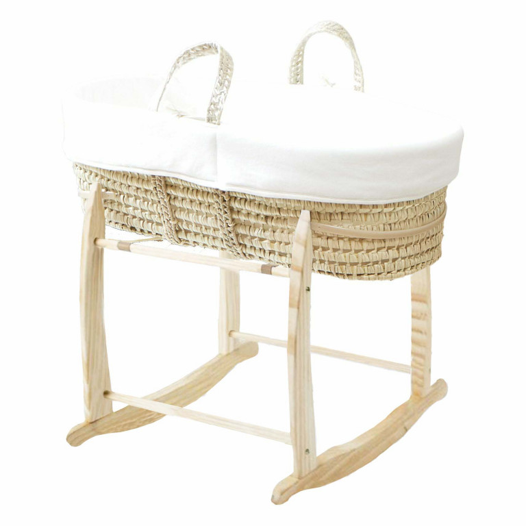 Couffin bébé Nuage tressé en feuilles de palmier, sur son support en bois