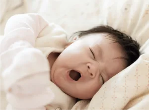 bébé qui baille