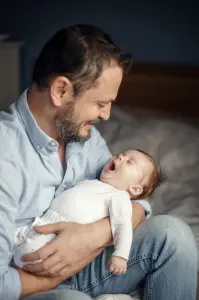 bébé qui baille avec papa