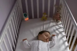bébé dort seul dos