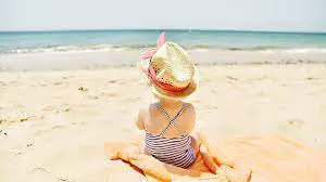 bébé regarde mer