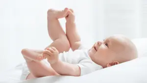 bébé qui joue