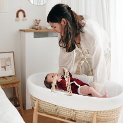 Bébé posé dans son couffin Nuage