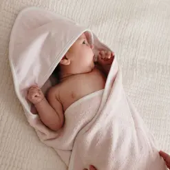 Bébé dans Sa Cape de Bain Premiers Moments