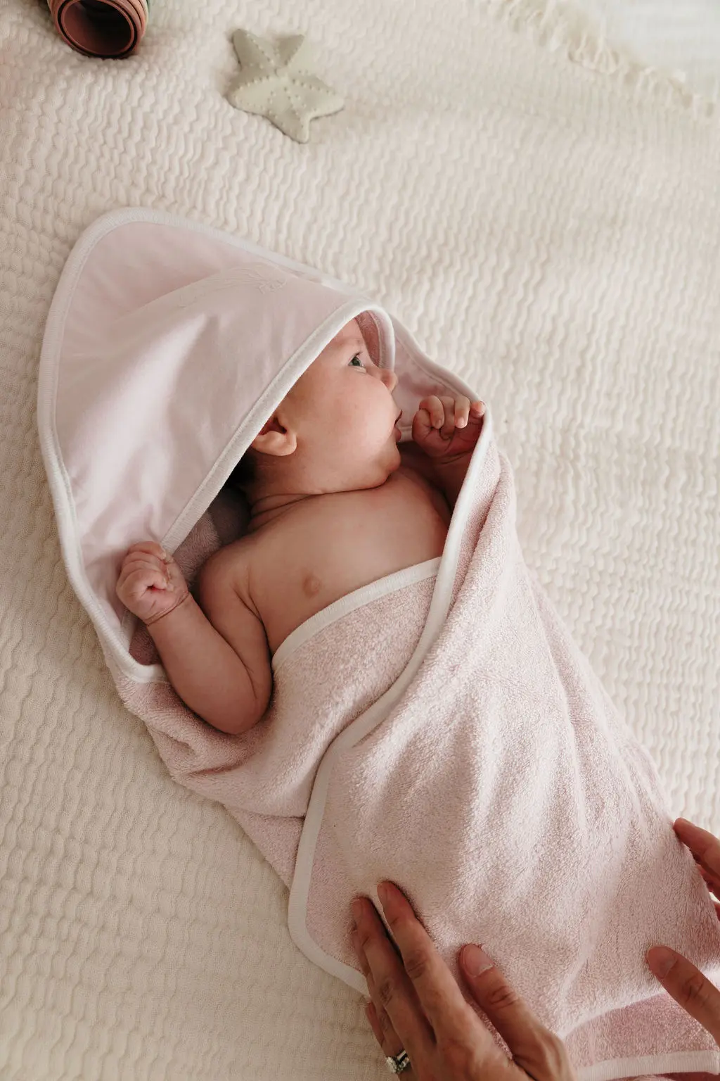 Bébé dans Sa Cape de Bain Premiers Moments