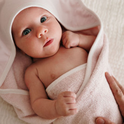Bébé dans Sa Cape de Bain Premiers Moments