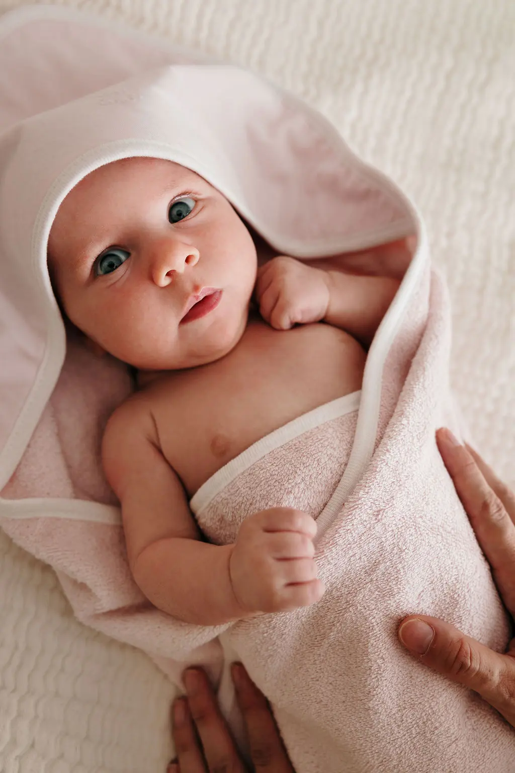 Bébé dans Sa Cape de Bain Premiers Moments