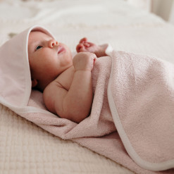 Bébé dans Sa Cape de Bain Premiers Moments
