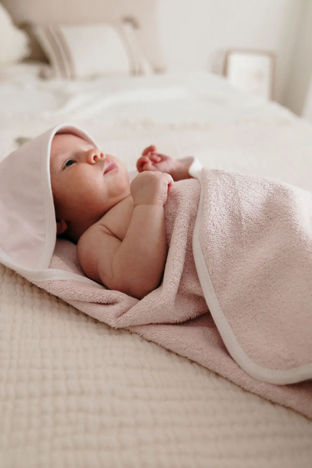 Bébé dans Sa Cape de Bain Premiers Moments